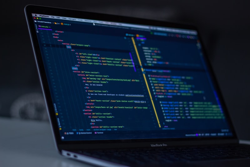 Tela de notebook exibindo código-fonte colorido
