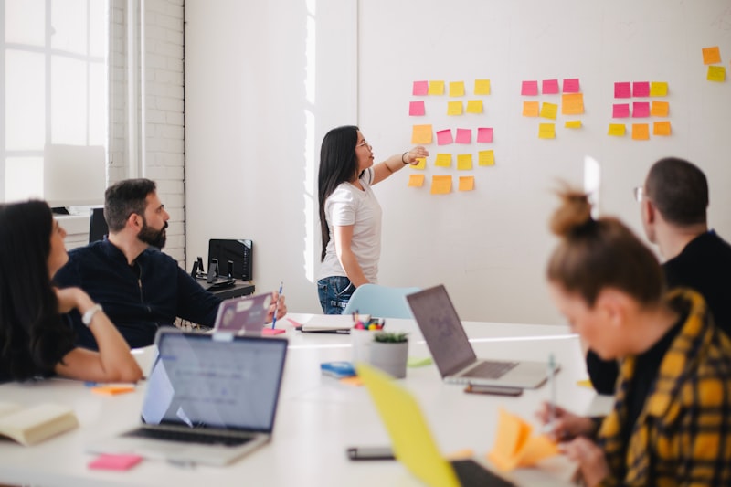 Equipe colaborando em quadro com notas adesivas