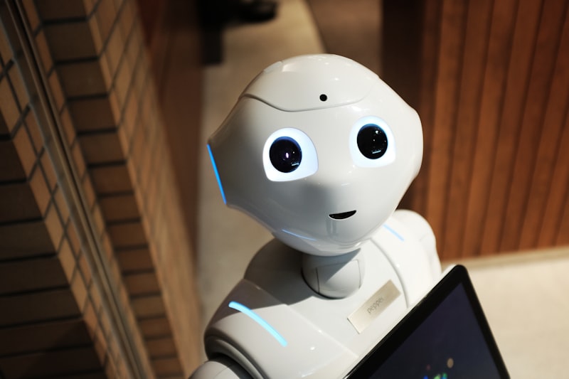 Robô branco compacto representando inteligência artificial aplicada